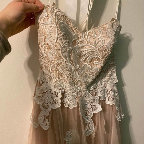 Women’s Gown - Picture 1 of 9